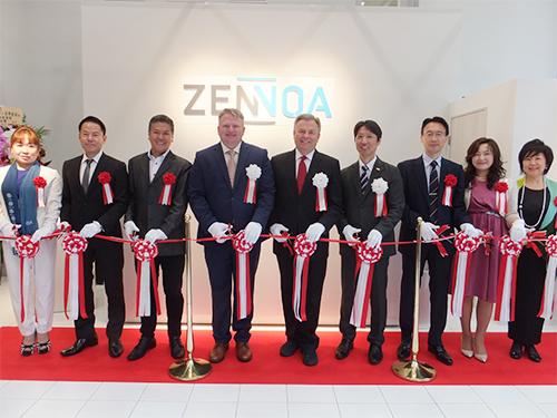 ゼンノア役員とトップリーダーがテープカットを行い、オープンを祝した